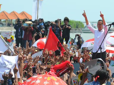 Capres 01 Joko Widodo mengacungkan jari saat kampanye terbuka di Kabupaten Cirebon, Jumat (5/4). Jokowi mengajak masyarakat Cirebon, untuk datang ke TPS dan meminta masyarakat untuk mencoblos surat suara yang fotonya memakai baju putih. (Liputan6 com/Angga Yuniar)