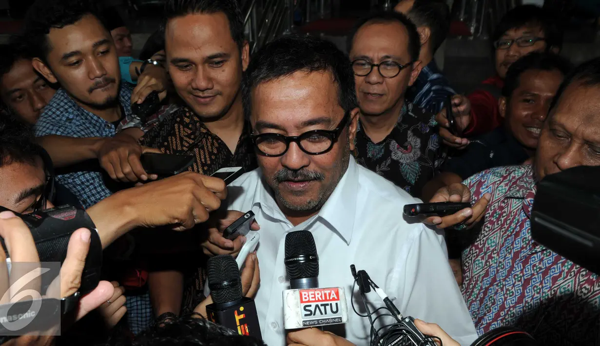 Gubernur Banten Rano Karno mendengarkan pertanyaan wartawan usai keluar dari gedung KPK, Jakarta, Jumat (22/1). Rano Karno sudah pernah memberikan kesaksian dalam kasus yang sama pada Kamis (7/1). (Liputan6.com/Helmi Afandi)