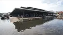 Pasar ikan lumpuh akibat terendam banjir rob di kawasan Muara Baru, Jakarta, Rabu (6/11). Air laut pasang yang terjadi mengakibatkan sejumlah wilayah dilokasi tersebut terendam banjir rob. (Liputan6.com/Faizal Fanani)
