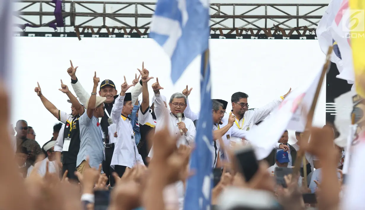 Tokoh Partai Keadilan Sejahtera, Ahmad Heryawan saat kampanye terbuka Capres nomor urut 02, Prabowo Subianto di area Stadion Pakansari Kab Bogor, Jumat (29/3). Kampanye terbuka itu dihadiri tokoh partai politik yang tergabung dalam Koalisi Indonesia Adil Makmur. (Liputan6.com/Helmi Fithriansyah)