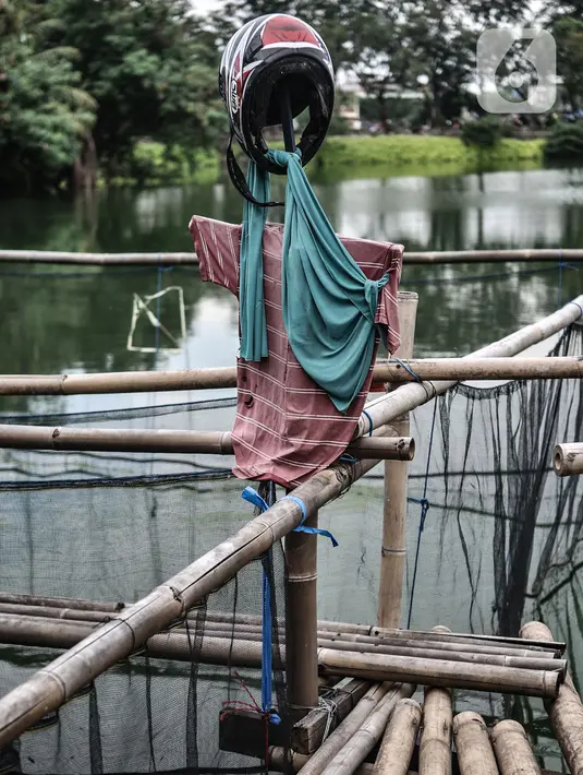 Sebuah orang-orangan untuk menjaga keramba lele di Situ Rawa Badung, Cakung, Jakarta, Senin (15/2/2021). Ikan lele hasil budi daya di Situ Rawa Badung ini biasa ditampung oleh tengkulak sebelum dijual ke pasar, sebagian untuk dikonsumsi warga sekitar. (merdeka.com/Iqbal S Nugroho)