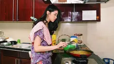 Shani JKT48 pernah unggah momen memasak di rumah. Gaya Shani sangat sederhana dengan memakai daster. Kapten JKT48 New Era ini terlihat cantik memesona meski tampil dengan daster. (Liputan6.com/IG/jkt48shani)
