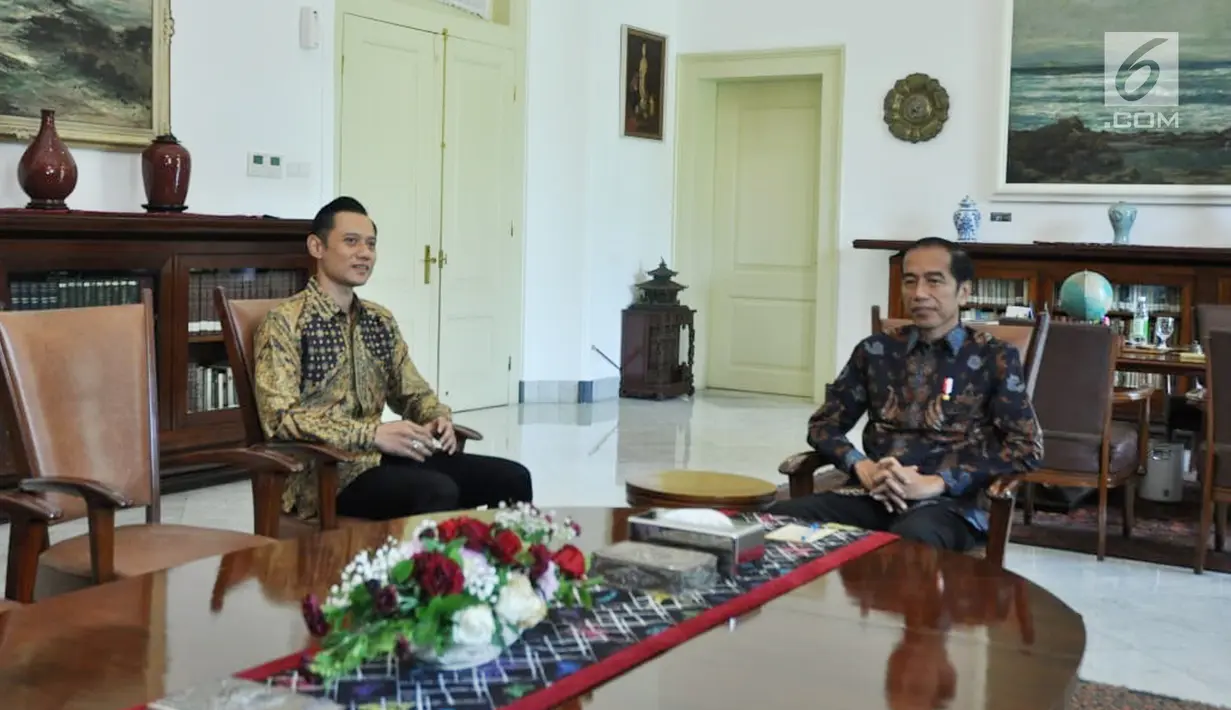 Presiden Joko Widodo atau Jokowi (kanan) bertemu dengan Ketua Kogasma Partai Demokrat Agus Harimurti Yudhoyono (AHY) di Istana Kepresidenan Bogor, Jawa Barat, Rabu (22/5/2019). Jokowi dan AHY bertemu untuk membahas kondisi politik pasca-Pemilu 2019. (Liputan6.com/HO/Setkab/Oji)