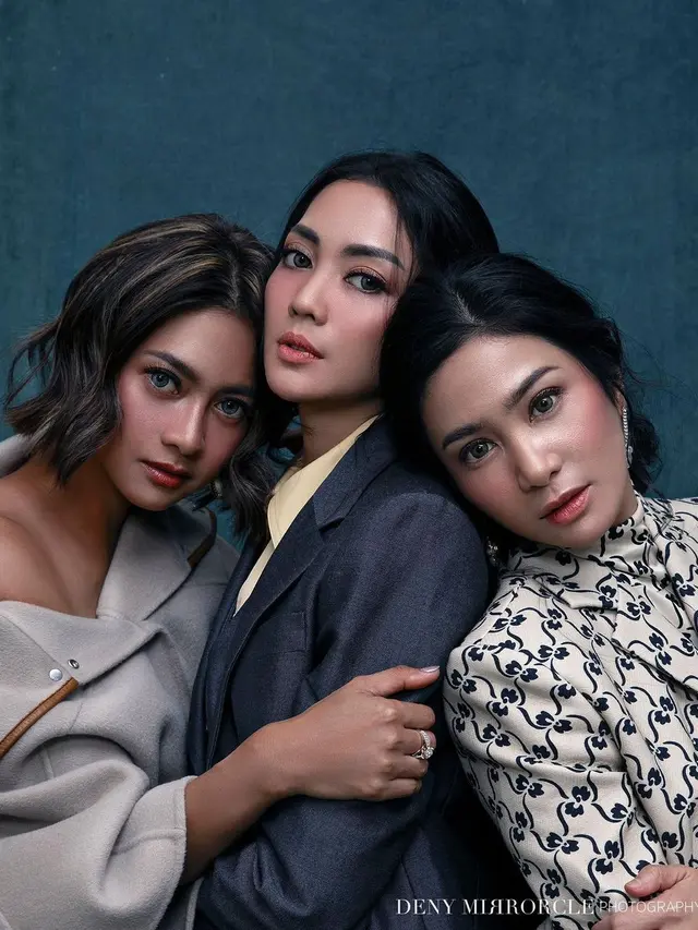 6 Pemotretan Bunga Zainal, Ririn Dwi Ariyanti, dan Rini Yulianti, Bak Kembar