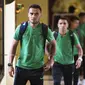 Pemain Timnas Indonesia, Rizky Pora, bersama rekan-rekannya bersiap menuju SUGBK dari Hotel Sultan, Jakarta, Selasa (13/11). Timnas Indonesia akan melawan Timor Leste pada laga Piala AFF 2018. (Bola.com/Vitalis Yogi Trisna)