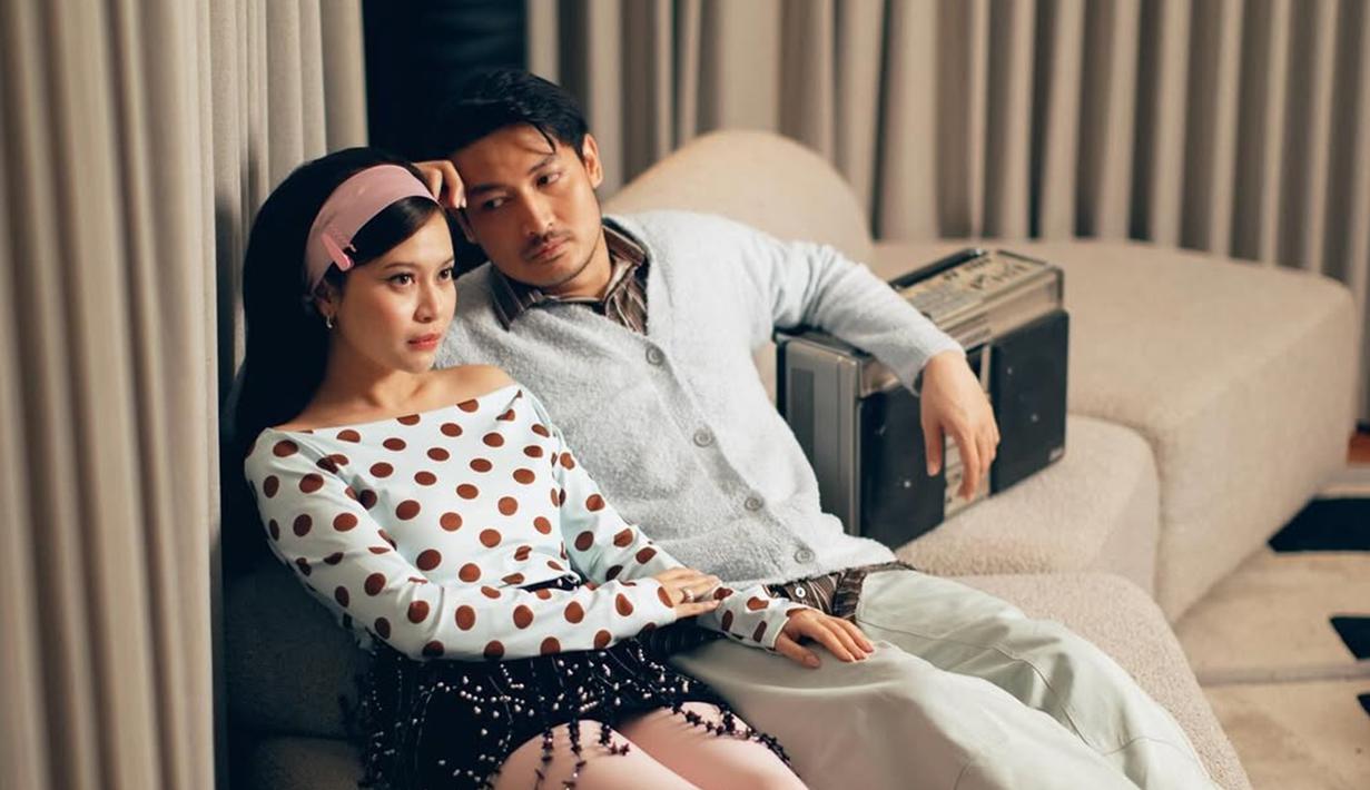 Pemotretan ini dilakukan di daerah Menteng, Jakarta. Foto Hanggini dan Luthfi Aulia ini romantis sekaligus bikin gemas karena Lutfhi berpose melihat sang istri. Meski dengan ekspresi datar, Hanggini tetap cantik. Foto tersebut diabadikan oleh fotografer Jatidiri Ono. Tak hanya foto ketika berdua, Hanggini dan Luthfi Aulia juga punya sesi pemotretannya sendiri. (Liputan6.com/IG/@hanggini)