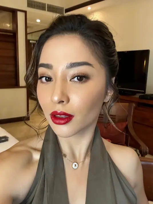 Pulasan makeup bold yang berfokus pada bibir merah merona pun menyempurnakan penampilan ibu Issa di hari itu. Sementara rambutnya ditata bergaya updo simple. [@nikitawillyofficial94]
