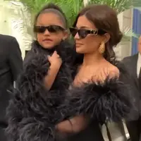 Pada usia lima tahun, Stormi Webster telah melakukan debutnya di barisan depan Paris Fashion Week, berkat ibunya, Kylie Jenner. Jenner membawa putrinya ke pertunjukan haute couture Valentino di Paris malam ini. [@voguemagazine/@styledumonde]