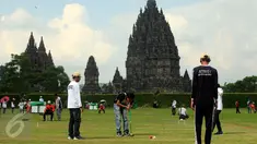 Peserta mengikuti Turnamen Gateball Prambanan Open 2 di Candi Prambanan, Yogyakarta, Sabtu, (7/5/2016). Turnamen di selenggarakan untuk manyambut peringatan satu abad kabupaten Sleman. (Boy Harjanto)