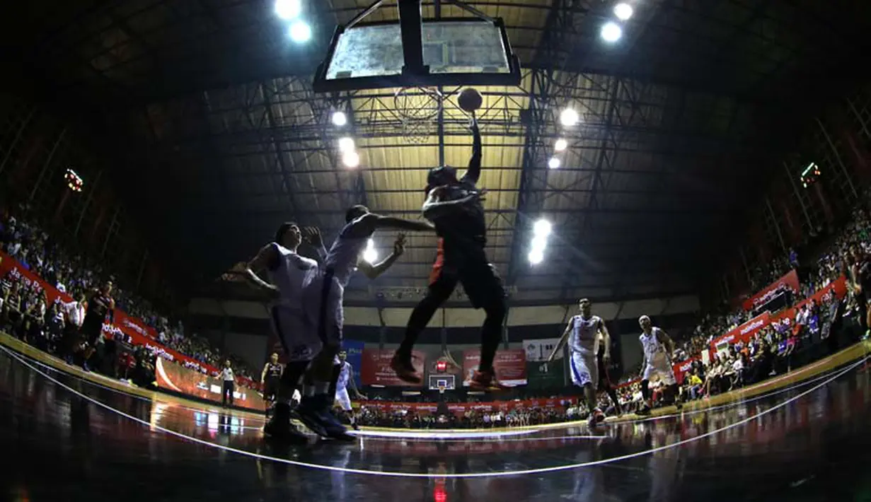 Suasana pertandingan basket NBL Championship Series antara Satria Muda Bitama melawan Aspac di Hall Basket Gelora Bung Karno, Senayan, Jakarta. Senin (4/5). Satria Muda Britama menang dengan skor 59-53 (bola.com/Arief Bagus)