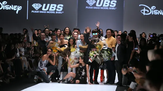 JFW 2019 kenang masa kecil dengan busana street style dan perhiasan Mickey Mouse