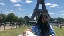 Keindahan menara Eiffel dirasakan perempuan kelahiran 1 Januari 2000. JP Millenix terlihat sangat menikmati berada di Paris. Prancis menjadi salah satu negara yang berkesan bagi JP MIllenix karena ia menyelesaikan pendidikan sarjana di sana. (Liputan6.com/IG/@jpmillenix_)