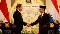 Menteri Luar Negeri Indonesia, Sugiono (kanan), berjabat tangan Menteri Luar Negeri Belanda, David van Weel, setelah pertemuan bilateral di Kementerian Luar Negeri, Jakarta, pada Kamis 9 Oktober 2025. (Yasuyoshi CHIBA/AFP)