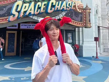 Dikenal suka traveling, Minho SHINee baru-baru ini membagikan liburannya di Singapura. Melengkapi liburannya di sana, rapper tampan yang satu ini pergi mengunjungi Universal Studios Singapore. Potretnya dengan memakai topi elmo ini membuatnya makin manis. (Liputan6.com/IG/@choiminho_1209)