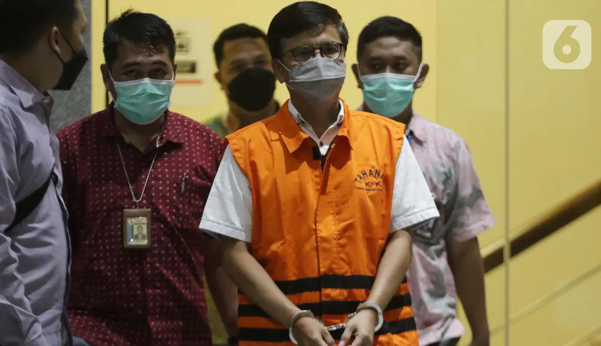 Mantan Dirut Perumda Pembangunan Sarana Jaya, Yoory Corneles Pinontoan (tengah) digiring petugas di Gedung KPK, Jakarta, Kamis (27/5/2021). Yoory merupakan tersangka dugaan korupsi pengadaan tanah terkait program pembangunan rumah DP Rp 0,- di Munjul Pondok Ranggon. (Liputan6.com/Helmi Fithriansyah)