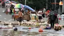 Banjir yang menggenangi Jl KH Abdullah Syafei Jakarta Timur menyisakan sampah pada pinggir jalan layang tersebut (Liputan6.com/Helmi Fithriansyah)