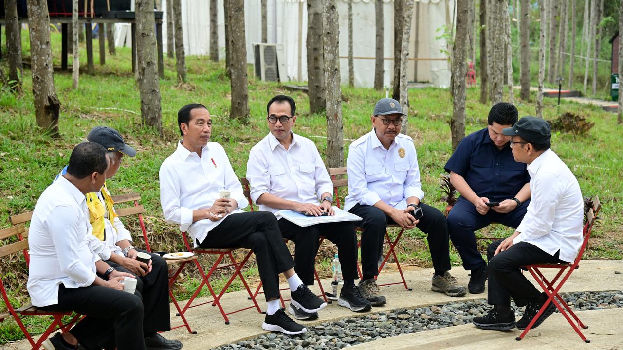 Presiden Joko Widodo (Jokowi) sarapan di IKN Nusantara dengan sejumlah menteri