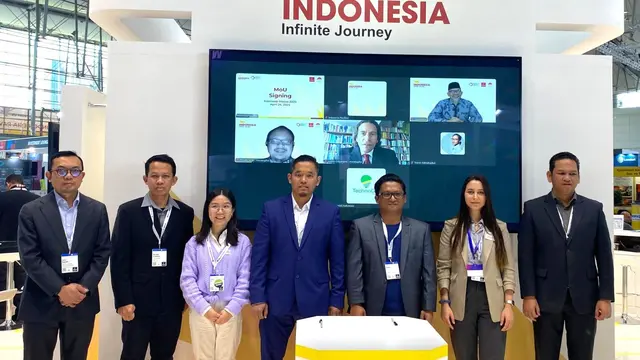 Direktur Akses Sumber Daya Industri dan Promosi Internasional Syahroni Ahmad berfoto bersama para pihak yang melakukan MoU pada Business Matching di Paviliun Indonesia, dalam rangkaian penyelenggaraan Hannover Messe 2024 di Hannover, 24 April 2024.(Dok Ke