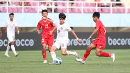 Pemain Timnas Indonesia U-16, Tristan Raissa Ibrahim, melepaskan tendangan saat melawan Vietnam pada laga perebutan tempat ketiga Piala AFF U-16 2024 di Stadion Manahan, Solo, Jawa Tengah, Rabu (7/3/2024). (Bola.com/Abdul Aziz)
