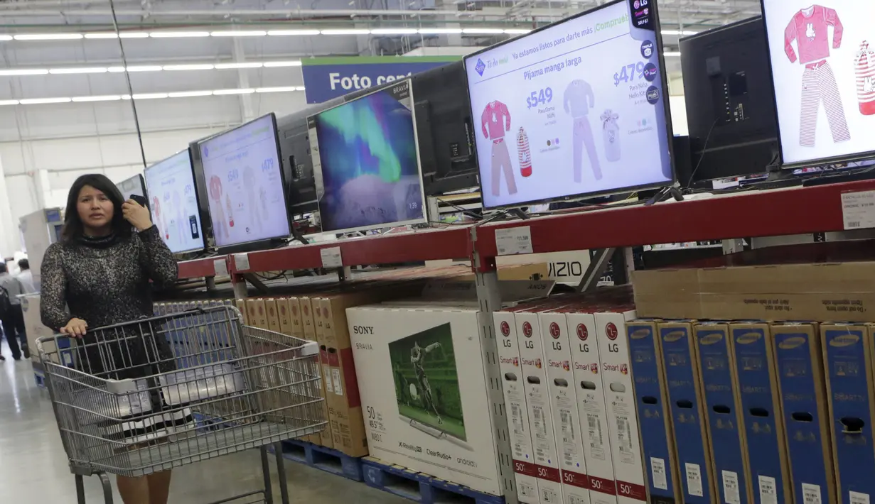 Seorang pengunjung tampak berbelanja disebuah pusat perbelanjaan elektronik di Mexico City, Meksiko, (16/12). Dikabarkan 10 juta set Tv Digital akan dibagikan oleh pemerintah Meksiko dan menjadi rekor pembagian Tv terbesar di dunia. (REUTERS/Henry Romero)