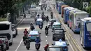 Pengendara sepeda motor saat melintas di Jalan Medan Merdeka Barat, Jakarta, Senin (2/7). DTKJ atas rekomendasi Dishub DKI Jakarta sedang mempelajari kajian pembatasan kendaraan roda dua dengan sistem ganjil-genap. (Merdeka.com/ Iqbal S. Nugroho)