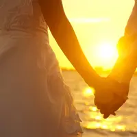 Cinta itu artinya kebahagiaan, bukan penderitaan... (Foto: momentummoonlight.com)