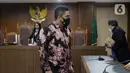 Mantan penyidik KPK, Stepanus Robin Pattuju (tengah) usai mengikuti sidang pembacaan putusan di Pengadilan Tipikor Jakarta, Rabu (12/1/2022). Stepanus Robin Pattuju divonis 11 tahun penjara dan denda Rp 500 juta terkait suap penanganan sejumlah kasus korupsi di KPK. (Liputan6.com/Helmi Fithriansyah)
