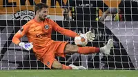 Kevin Trapp menunjukkan performa yang luar biasa dengan melakukan penyelamatan di momen-momen yang penting untuk Eintracht Frankfurt. Total, ada lima penyelamatan yang ia catatkan dalam 120 menit. Trapp juga menjadi aktor utama kemenangan Frankfurt di babak adu penalti usai berhasil menghentikan tembakan yang dilesatkan oleh Aaron Ramsey. (AFP/Javier Soriano)