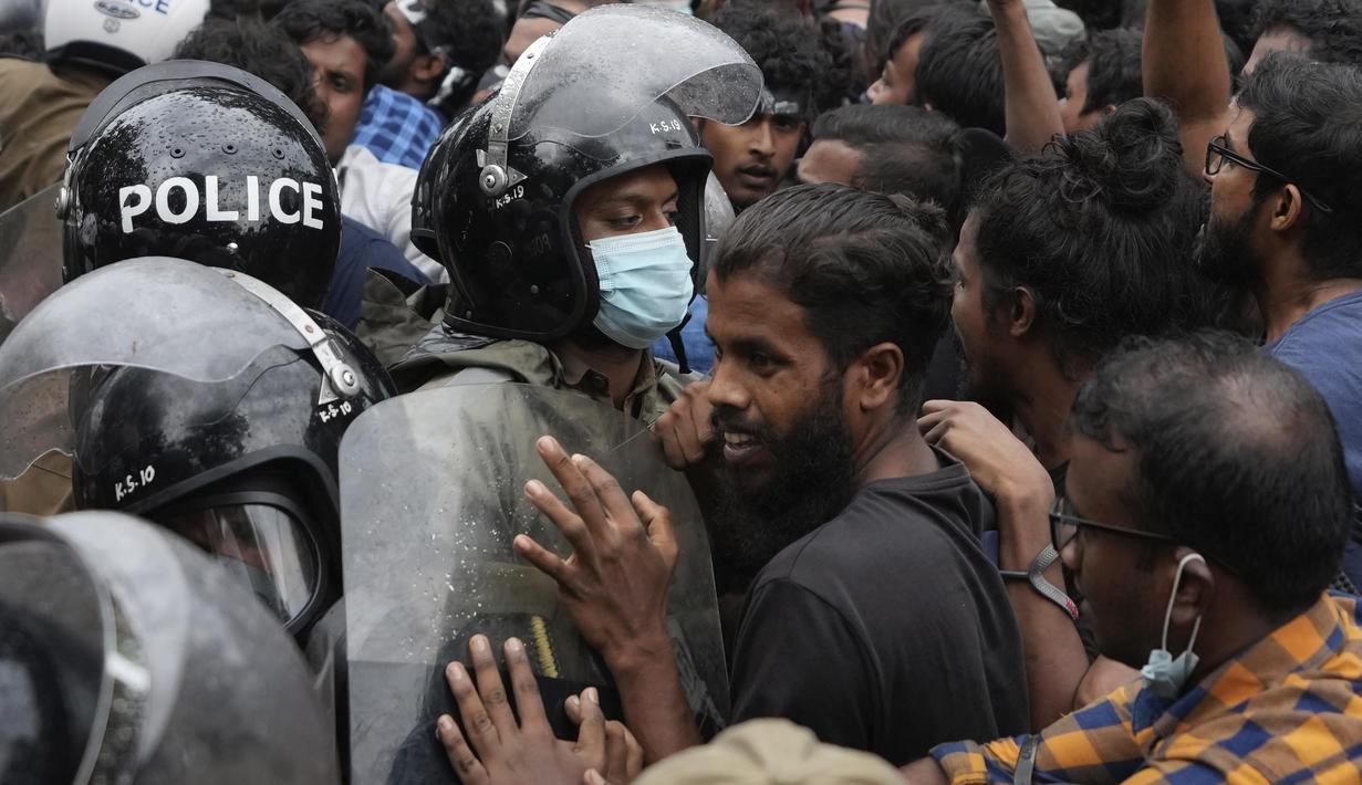Mahasiswa bentrok dengan polisi selama protes menuntut pengunduran diri presiden Gotabaya Rajapaksa di Kolombo, Sri Lanka (8/4/2022). Mahasiswa menilai atas dugaan salah urus ekonomi dan memperingatkan bahwa kegagalan untuk melakukannya akan menyebabkan bencana ekonomi. (AP Photo/Eranga Jayawardena)