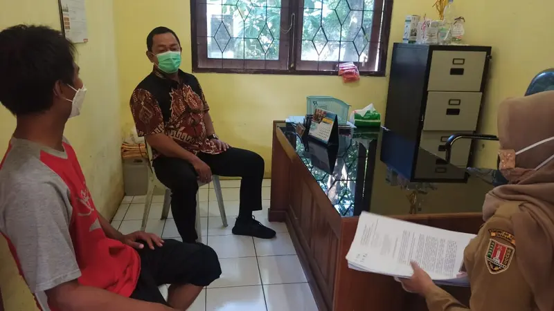 Wali Kkota Semarang Hendrar Prihadi bertemu dengan Lurah Muktiharjo Kidul perihal pungli modus uang ketik Rp300.000.  (Foto: Liputan6.com/Felek Wahyu)