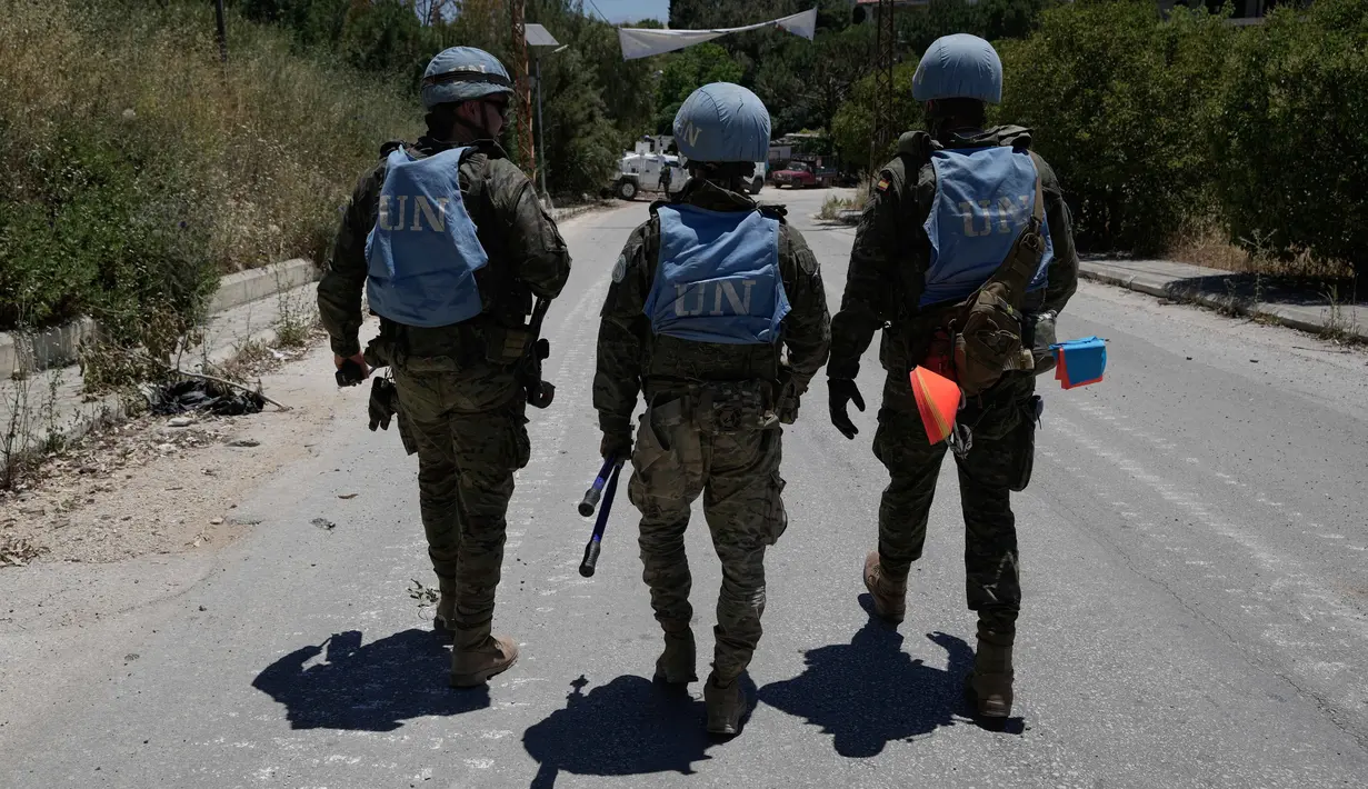 Pasukan penjaga perdamaian Perserikatan Bangsa Bangsa (PBB) asal Spanyol berpatroli di pintu masuk desa Dibbine, Lebanon Tenggara, Jumat 5 Juni 2026, sehari setelah pasukan Israel mundur menyusul bentrokan sengit dengan Hizbullah. (AP Photo/Hussein Malla)