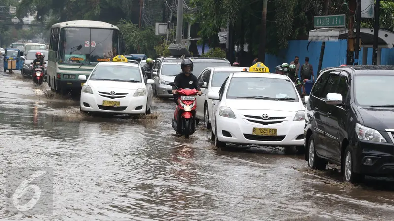 20151107-Diguyur Hujan, Jalan Cikini Raya Tergenang Air -Jakarta