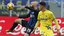 Gelandang Inter Milan, Borja Valero, berebut bola dengan gelandang Chievo, Fabio Depaoli, pada laga Serie A Italia di Stadion San Siro, Milan, Minggu (3/11/2017). Inter menang 5-0 atas Chievo. (AP/Antonio Calanni)