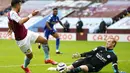 Kiper Leicester City, Kasper Schmeichel, berebut bola dengan pemain Aston Villa, Trezeguet, pada laga Liga Inggris di Stadion Villa Park, Minggu (21/2/2021). Leicester City menang dengan skor 1-2. (AP Photo/Tim Keeton, Pool)
