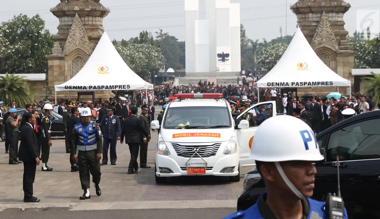 Suasana saat kedatangan mobil jenazah pembawa Presiden ke-3 RI BJ Habibie di TMP Kalibata, Jakarta, Kamis (12/9/2019). Ribuan warga berdesakan untuk melihat prosesi pemakaman Habibie. (Liputan6.com/Helmi Fithriansyah)