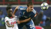 Bek Juventus, Daniele Rugani, duel udara dengan pemain Lokomotiv Moscow, Eder, pada laga Liga Champions di RZD Arena, Rabu (6/11). Lokomotiv Moscow takluk 1-2 dari Juventus. (AP/Pavel Golovkin)
