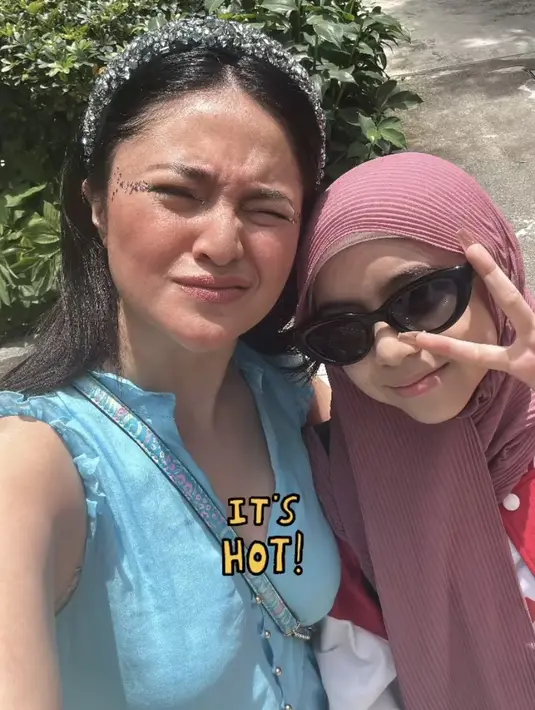 Rambut panjang hitamnya dibiarkan terurai, dengan mengenakan bando bling-bling menyesuaikan outfit yang dikenakan.  [@marshanda99]