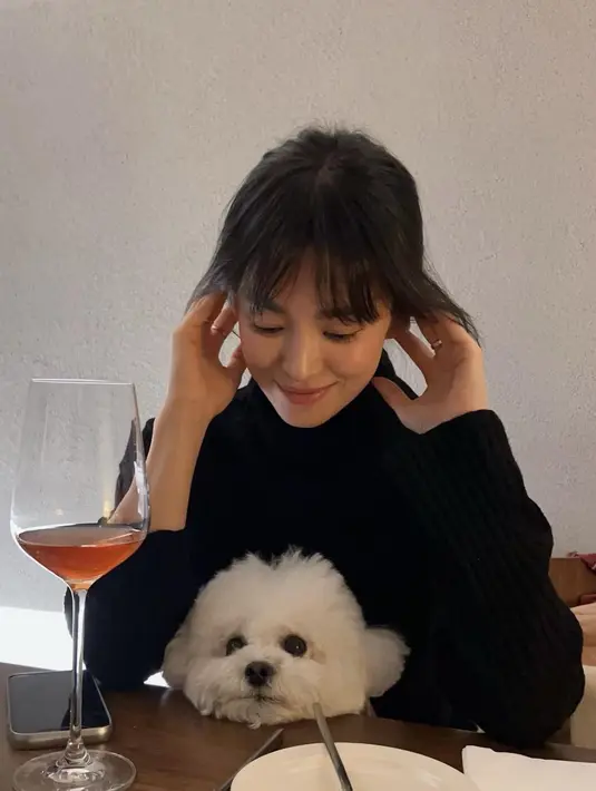 <p>Perempuan kelahiran 1981 yang kini menginjak usia 41 tahun terlihat tetap awet muda. Dengan potongan rambut berponi dan riasan tipis Song Hye Kyo dipuji karena kecantikannya. [Instagram/kyo1122]</p>