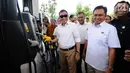 Menteri ESDM, Ignasius Jonan (tengah) mencoba selang pengisian BBM saat meninjau SPBU Vivo di kawasan Cilangkap, Jakarta, Kamis (26/10). SPBU tersebut akan menyalurkan BBM bensin RON 89, 90, dan 92 dengan merk Revvo. (Liputan6.com/Helmi Fithriansyah)