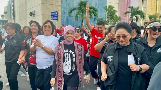 Istri Ganjar Pranowo, Siti Atikoh menyapa dan melakukan Senam Ceria di kawasan Pohon Kasih Megamas bersama ribuan masyarakat Manado, Rabu (17/1/2024).