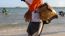 Warga mencari kerang laut di pesisir pantai Pulau Pasir, Lombok Timur, Sabtu (3/8/2019). Mereka menangkap kerang untuk dikonsumsi dengan menggunakan alat sederhana yang dibuat dengan besi menyerupai garpu. (Liputan6.com/Fery Pradolo)