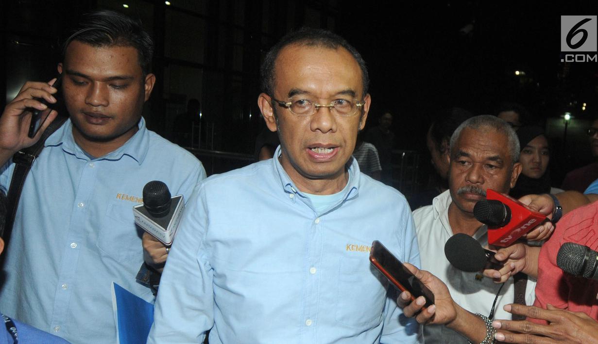 Sekretaris Menpora Gatot Sulistiantoro Dewa Broto diwawancari wartawan usai menjalani pemeriksaan di Gedung KPK, Jakarta, Selasa (24/09/2019). Gatot Sulistiantoro mengatakan, pemeriksaan berlangsung selama kurang lebih 8 jam pukul 10.00 WIB. (merdeka.com/Dwi Narwoko)