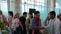 Gubernur Sulut Yulius Selvanus saat menyambut kedatangan ratusan turis dari Cina di Bandara Sam Ratulangi Manado pada, Senin (31/3/2025).