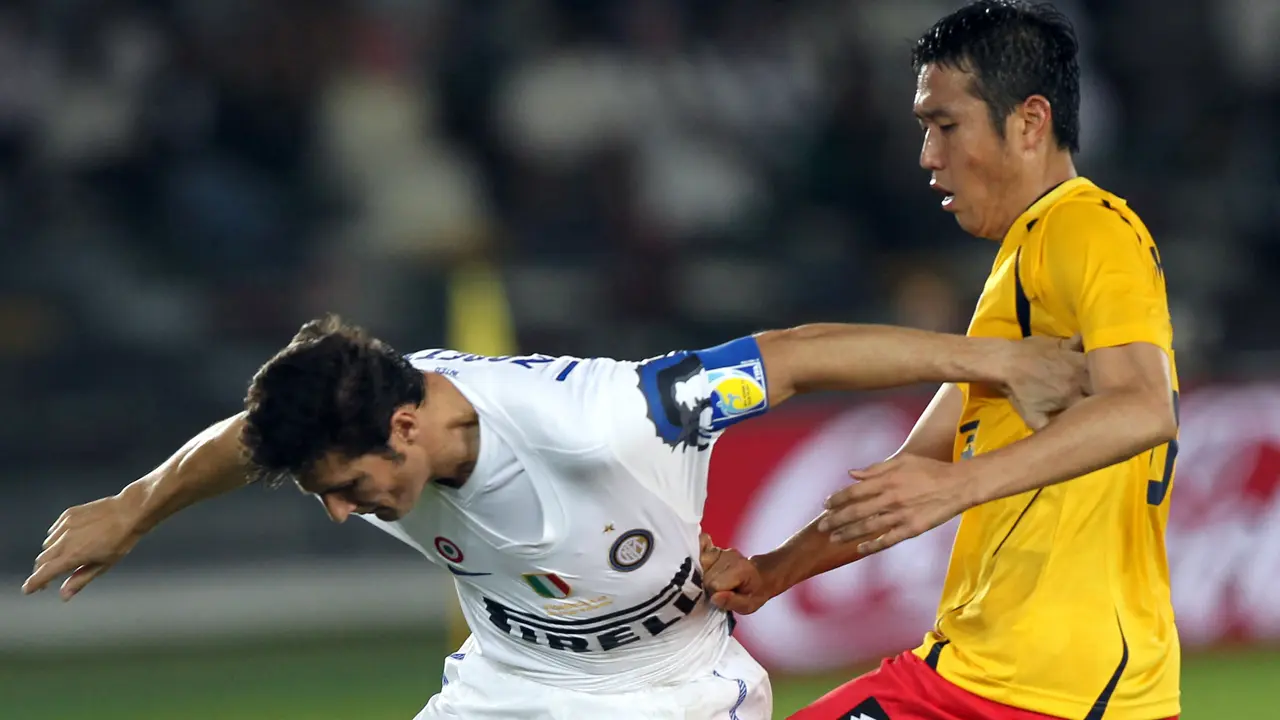 Asisten pelatih Timnas Indonesia, Cho Byung-kuk ketika berduel dengan Diego Milito.
