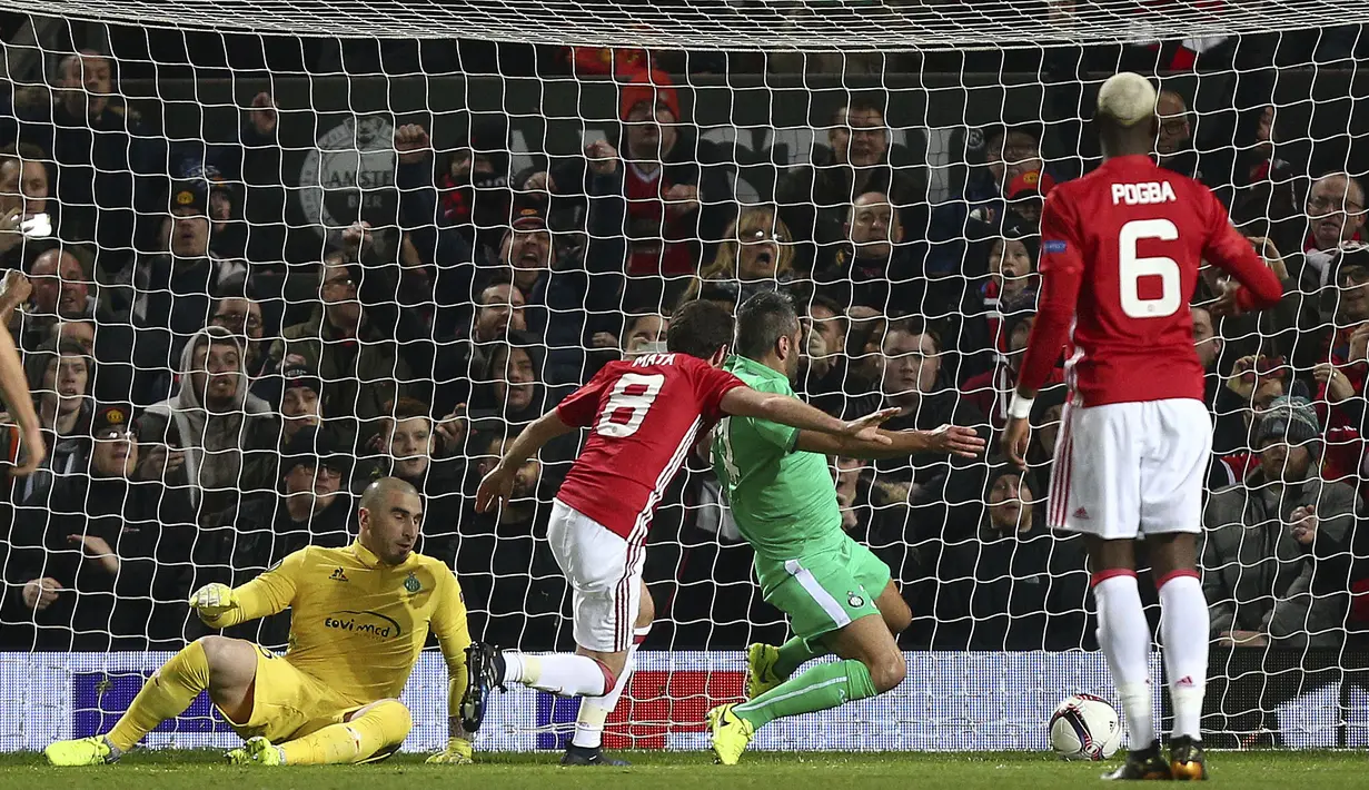 Bola hasil tendangan Zlatan Ibrahimovic meluncur masuk ke gawang St.Etienne tanpa bisa dihalau kiper dan pemain Les Verts pada leg pertama babak 32 besar Liga Europa Old Trafford stadium, Manchester, (16/2/2017).  (AP/Dave Thompson)