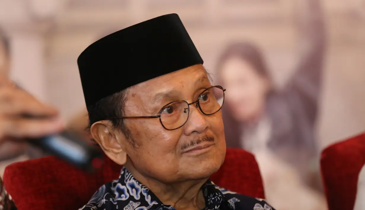 Habibie muda diperankan Giring Nidji, sementara Habibie tua dipercayakan kepada Agus Kuncoro. Sebagai pemilik cerita, Habibie mempercayakan keputusan itu. Asalkan, cerita yang diangkat harus melalui persetujuannya. (Adrian Putra/Bintang.com)