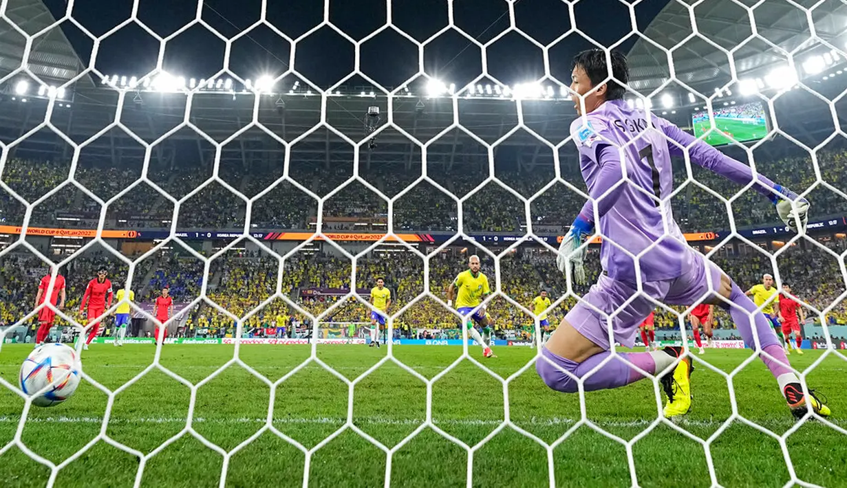 Pemain Brasil Neymar mencetak gol ke gawang Korea Selatan lewat titik penalti pada pertandingan sepak bola babak 16 besar Piala Dunia 2022 di Stadion Education City, Al Rayyan, Qatar, 5 Desember 2022. Brasil mengalahkan Korea Selatan dengan skor 4-1. (AP Photo/Manu Fernandez)