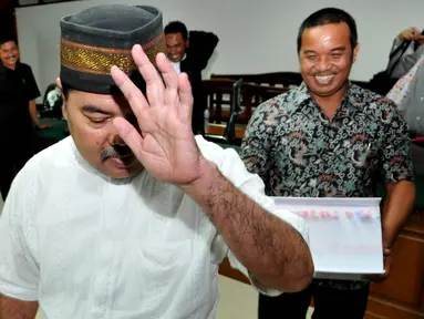 Panitera PTUN Medan, Syamsir Yusfan menjalani sidang perdana di Pengadilan Tipikor, Jakarta, Kamis (10/9/2015). Syamsir menjadi tersangka dugaan suap yang melibatkan Gubernur Sumatra Utara Gatot dan Pengacara OC Kaligis. (Liputan6.com/Andrian M Tunay)