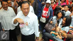 Agus Martowardojo menunjukan uang baru pecahan 100 ribu saat sosialisasi di Blok M Square, Jakarta, Senin (19/12). BI baru merilis 11 uang rupiah pecahan baru yang terdiri atas tujuh uang kertas dan empat uang logam. (Liputan6.com/Angga Yuniar)
