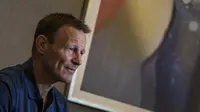 Teddy Sheringham menjawab pertanyaan saat interview di Hotel Ayana MidPlaza, Jakarta, Jumat (4/5/2018). Mantan pemain Timnas Inggris ini pada kariernya pernah membela Tottenham dan Manchester United. (Bola.com/Vitalis Yogi Trisna)